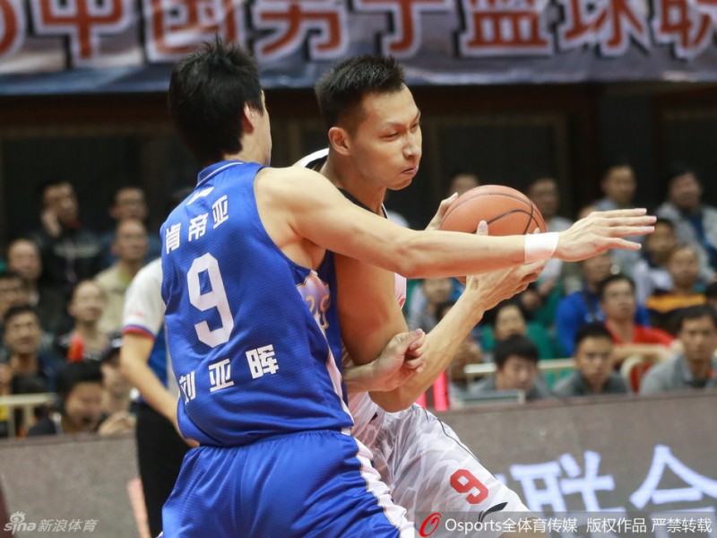 CBA激战夜：阿联意外伤退令人忧，群星闪耀上演速度与激情大比拼