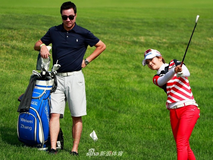 绿茵之上的铿锵玫瑰