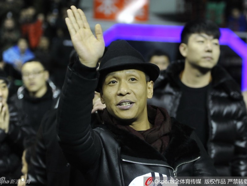 宋小宝化身辽篮吉祥物，身披14号战袍为“兄弟”哈德森呐喊助威