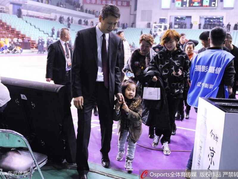 辽篮主场取胜后温暖一幕 郭士强怀抱爱女共享荣耀时刻