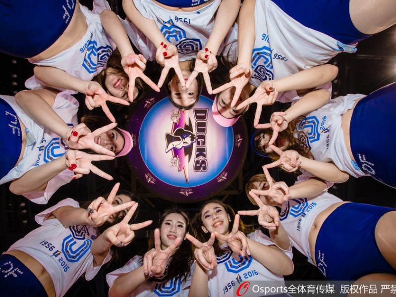 首钢巅峰啦啦队冬日绽放靓丽写真 携手霹雳鸭为京城篮球激情助威