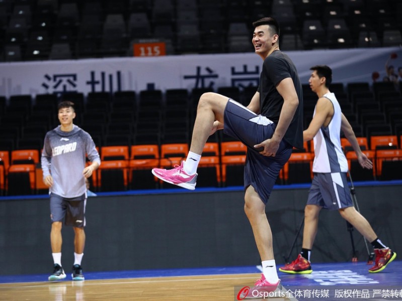 深圳男篮轻松备战迎联赛，李慕豪搞怪大笑成开心果