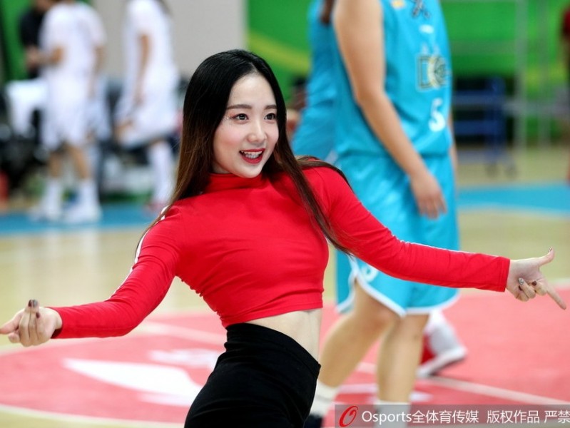 WCBA联赛江苏主场激战大庆 篮球宝贝热舞点燃冬日赛场