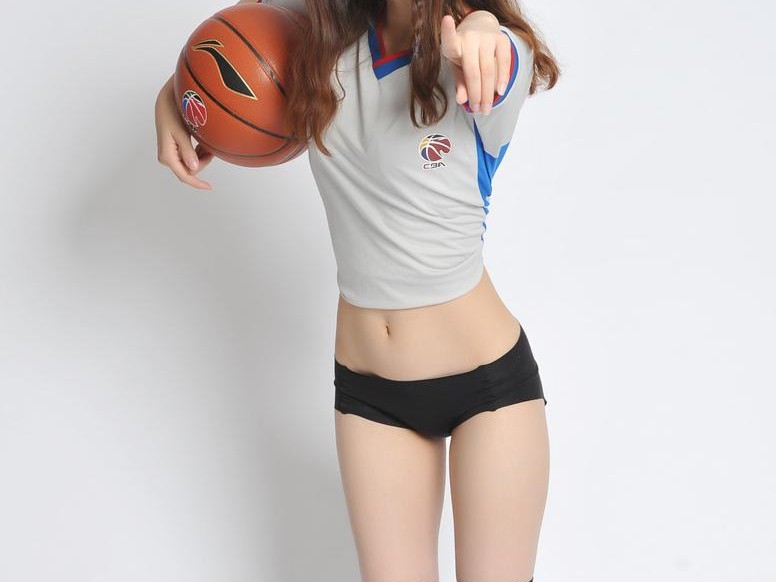 篮球宝贝化身赛场法官，长腿魅影舞动别样激情