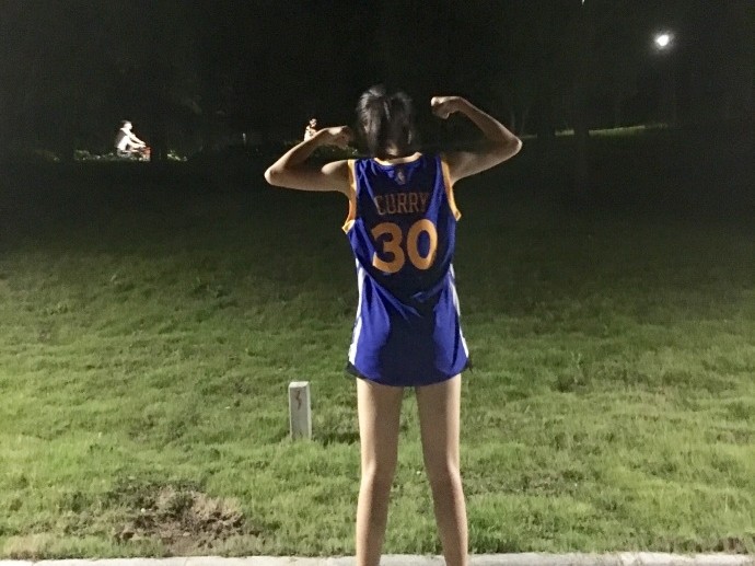 长腿女球迷的库里情节：篮球场边的迷人风景线