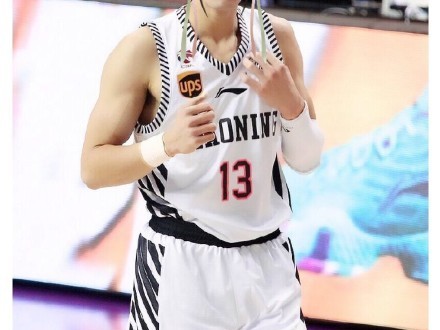 当“大侄子”撞上“灵魂画手” 郭艾伦的微博头像与发型进化论