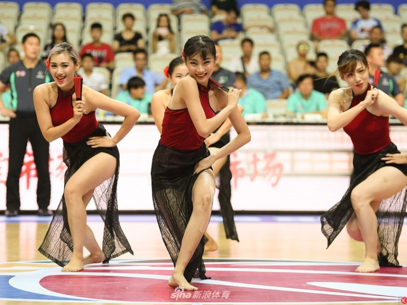 赤足绽活力：CBA夏季联赛拉拉队宝贝青春飞扬