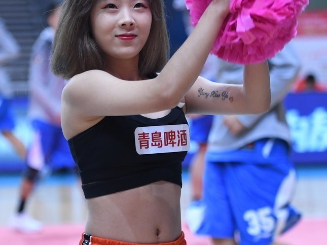 同曦啦啦队寒冬热舞燃爆赛场 青春力量舞动CBA主场