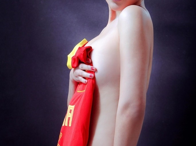 刘闻雯从篮球宝贝到旅行作家：比基尼镜头外的多彩人生