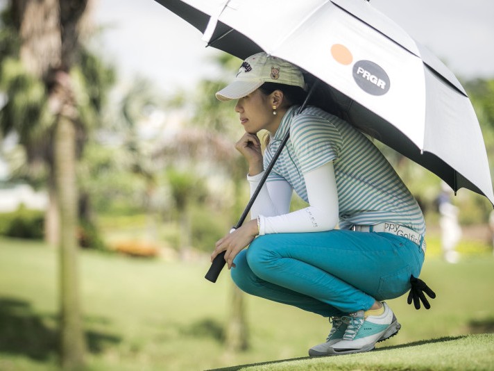 果岭风尚聚群英，挥杆笑语满绿茵