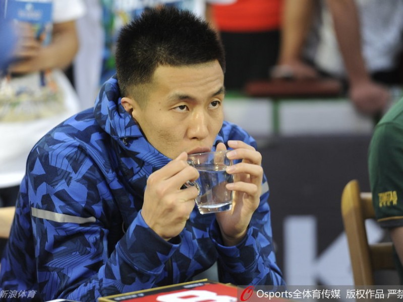 郭艾伦高烧三十八度五现身太原 敬业精神令球迷动容