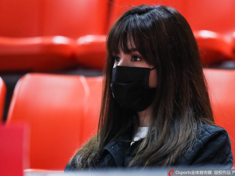 CBA场边最美的风景线：阿的江女儿阿迪娜赛场助威，超高颜值引刷屏