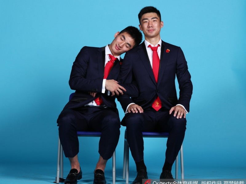 深圳男篮烈豹化身时尚男模 球场硬汉演绎创意写真新风尚