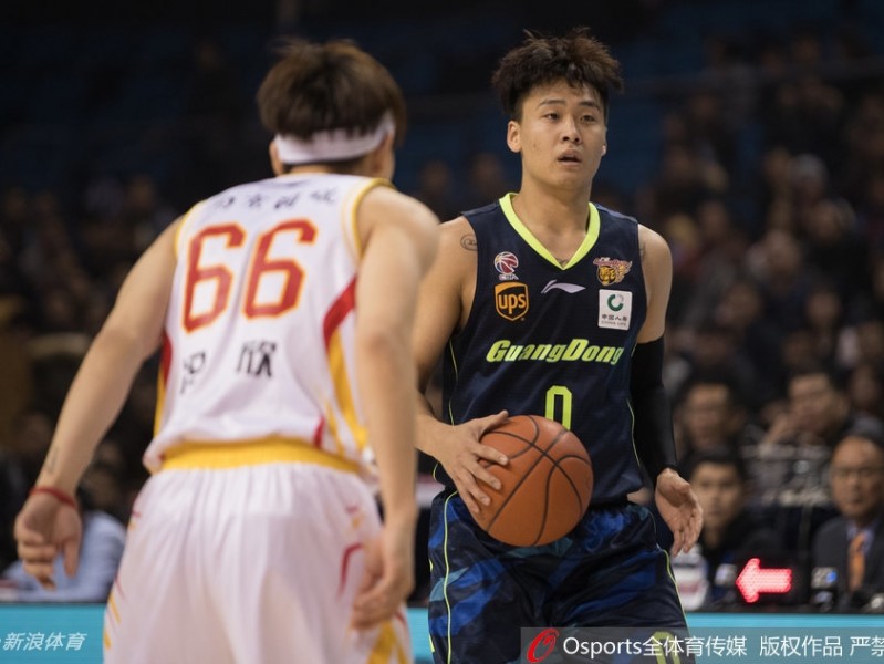 粤旅狂飙，易建联独秀！同曦苦撑三节终难敌广东宏远铁蹄
