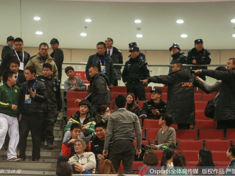 京川大战球迷看台起冲突 五棵松那个寒夜留下的伤痛与反思