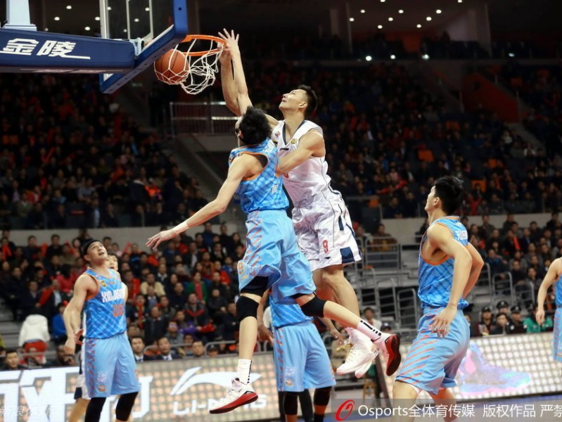 疆粤大战经典回眸：易建联劈扣周琦，新老王者激情对撞