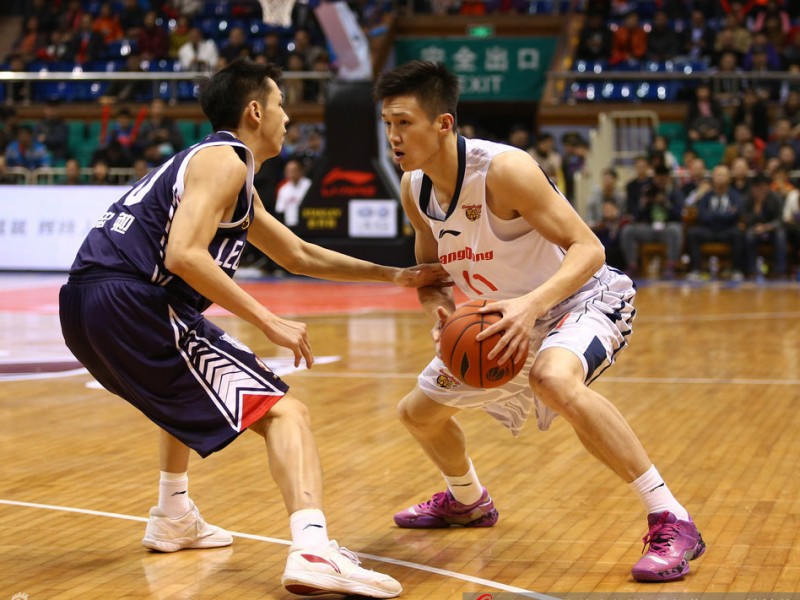 广东德比烽火起 周鹏指挥若定阿联劈扣难救主