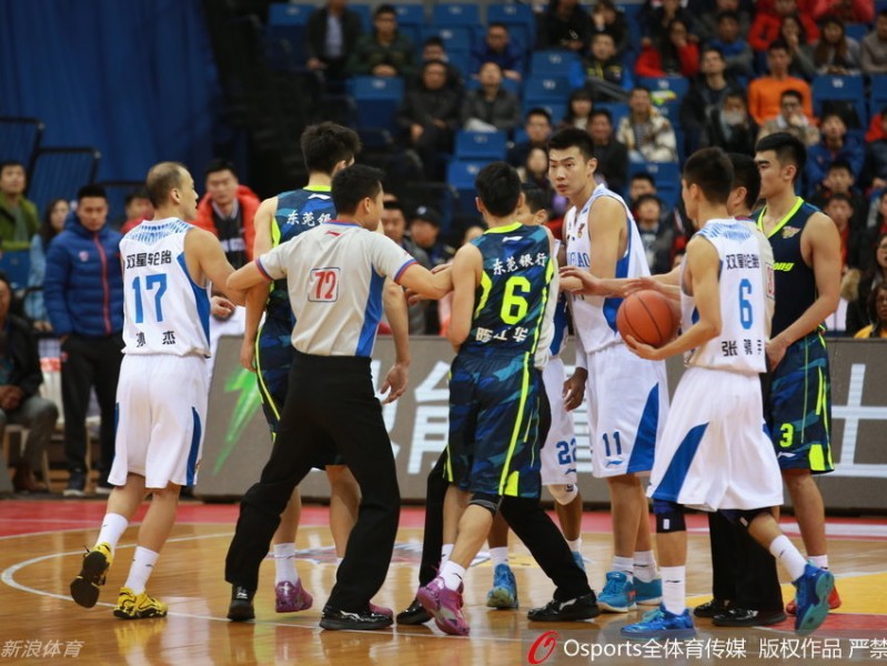 青岛寒夜中的火爆一幕：陈江华遭“暗拳”拂面，瞬间引爆赛场冲突