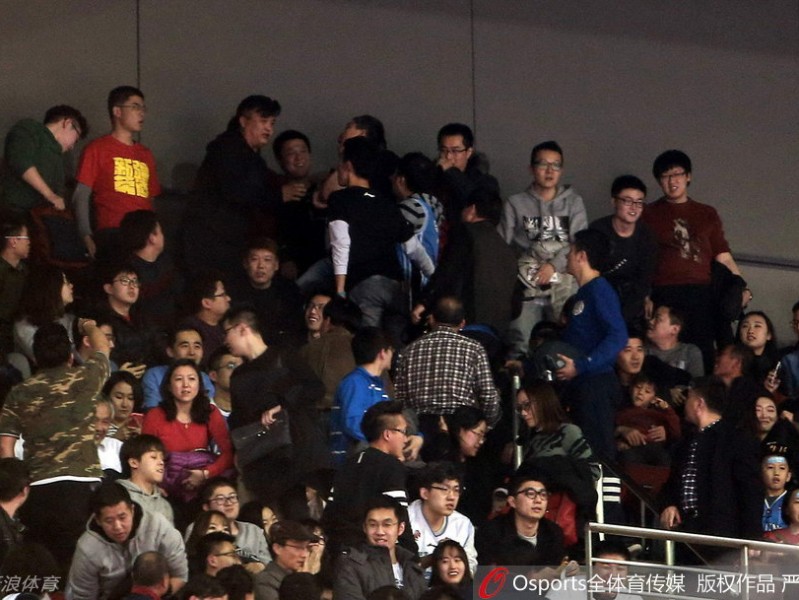 京疆决战夜的五棵松：球迷骚乱与卫冕冠军的悲情谢幕