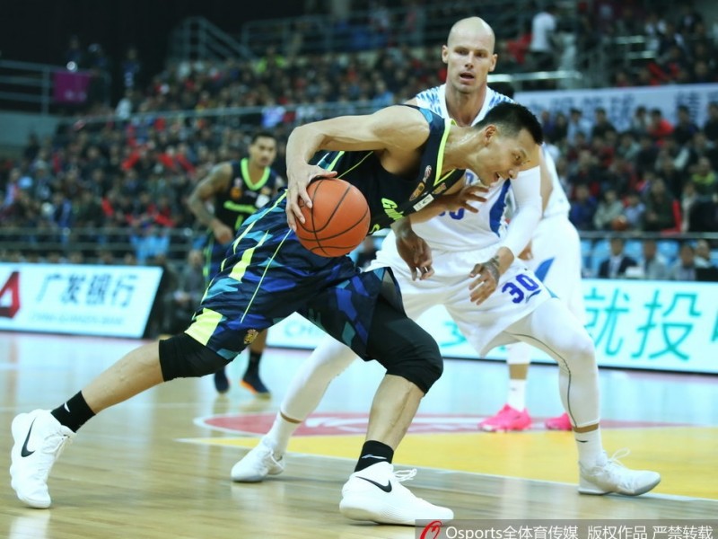 易建联超级两双统治赛场，广东客场惊魂三分险胜青岛