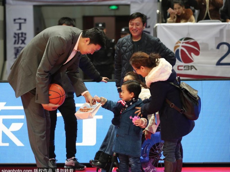 冬日暖阳照耀雅戈尔 桑兰携子观战与王治郅温情重逢