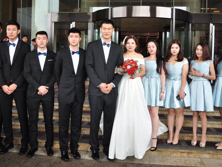 泉城十月迎佳期，山东男篮吴轲大婚爱子送戒指定格温馨