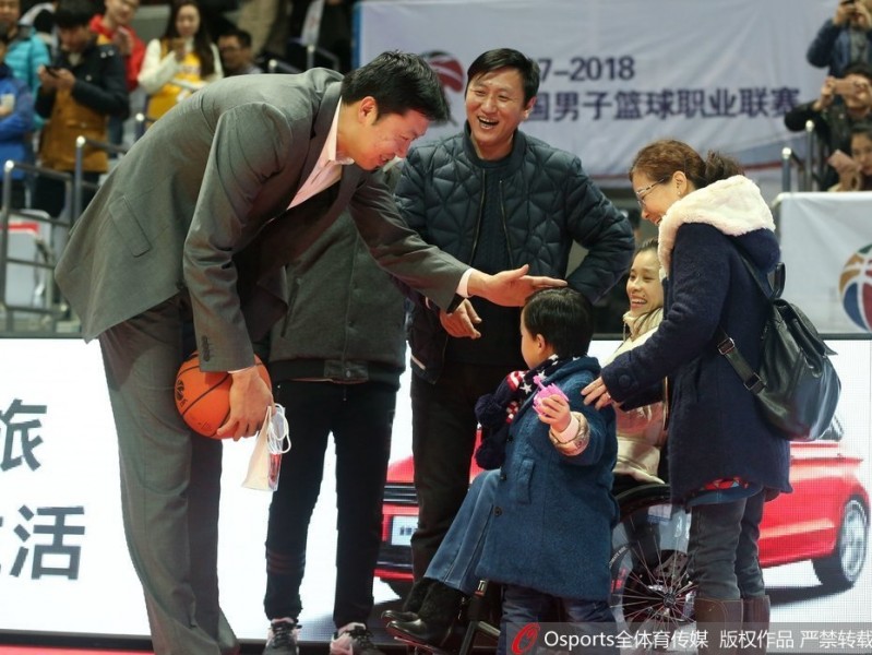 冬日里的温暖邂逅：桑兰携子观战CBA，王治郅赛场送问候