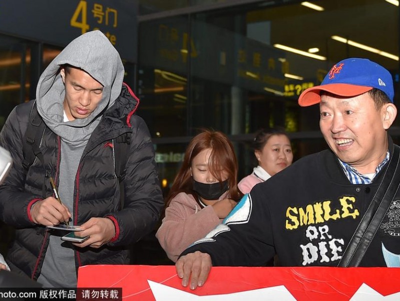 辽篮英雄载誉归：两连胜开局引爆沈阳桃仙机场热情浪潮