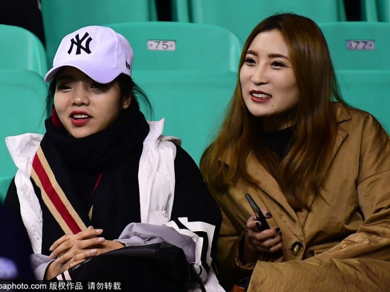 李晓旭爱妻领衔美女看台，铁汉柔情书写篮坛传奇