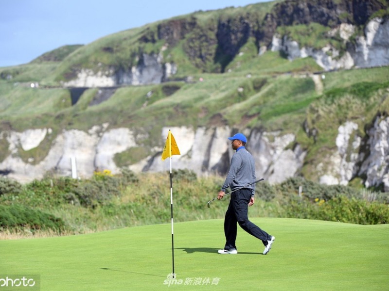 北爱尔兰风雨中泰格伍兹苦战七十八杆岁月痕迹显现