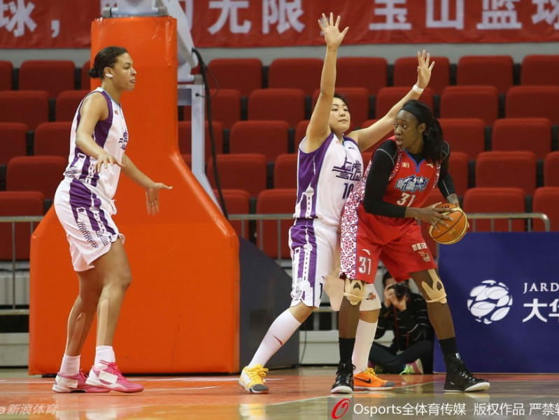 铿锵玫瑰 WCBA 赛场绽放 赵爽坎贝奇共谱女篮热血篇章