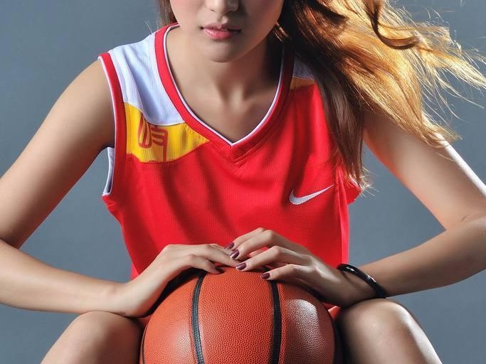 胡晓燕化身篮球宝贝，香艳写真定格球场魅力瞬间