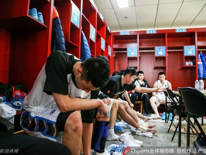 五棵松寒夜：北京首钢卫冕之路亮起红灯