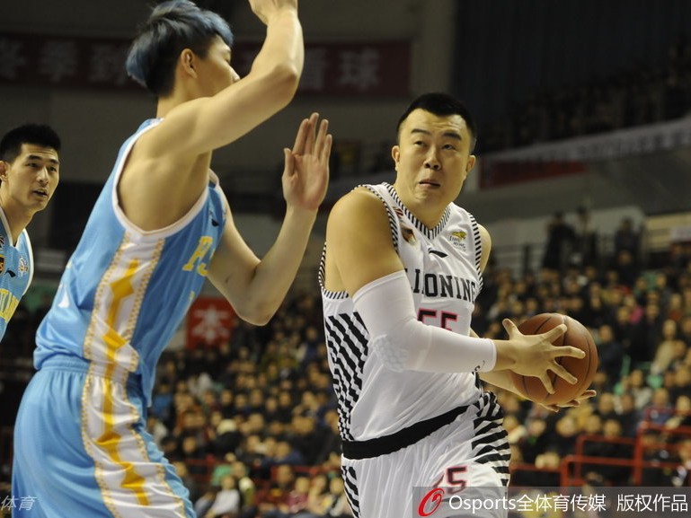 辽篮铁血岁月：韩德君的篮下擎天与郭艾伦的灵动娇影