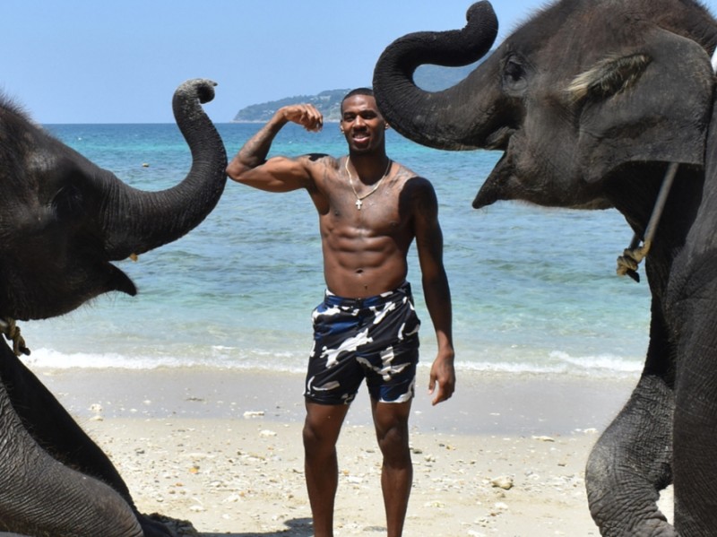 新疆飞虎功臣的闲暇时光：亚当斯春节假期印记