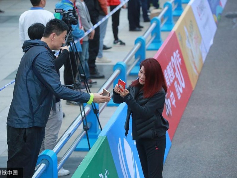 莞马赛场边的温情一幕：冬日娜与杜锋互加好友