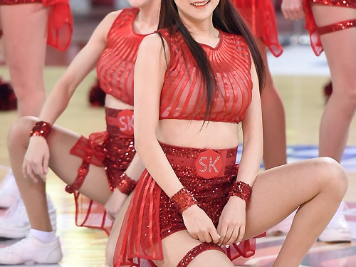 韩国篮球宝贝蛮腰热舞燃爆首尔赛场 体育娱乐化趋势引热议