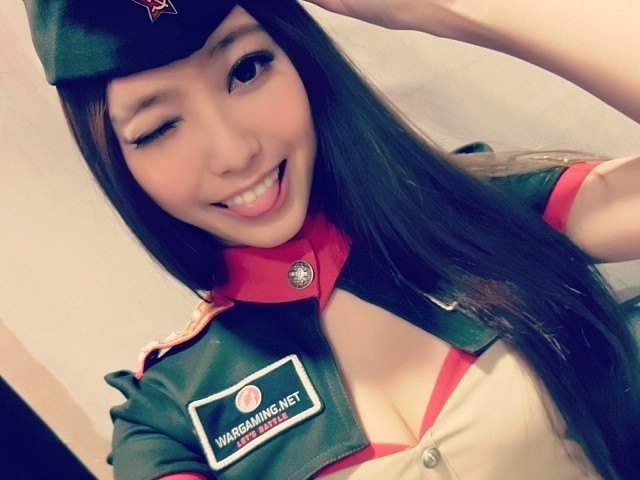 台湾长腿女神张小壹：不只是“腿玩年”，更是自信的时尚诠释者