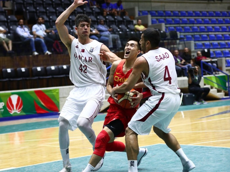 亚洲杯中国男篮大胜卡塔尔郭艾伦三十火力全开胡金秋两双闪耀