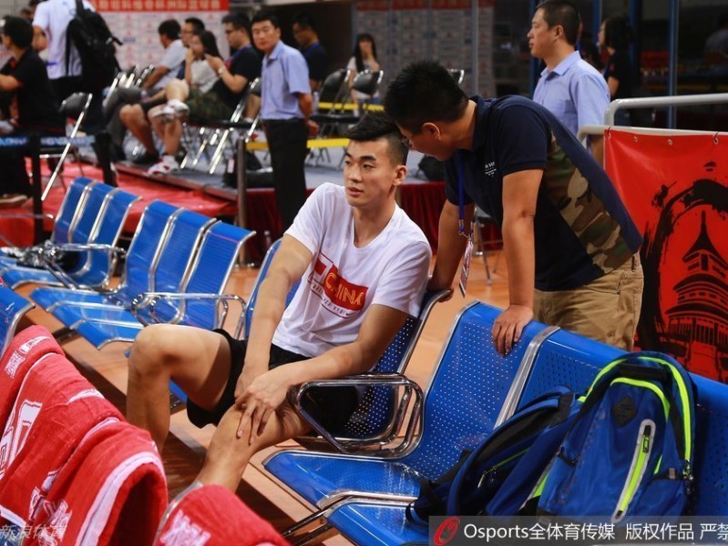 斯杯赛场边的无奈与期许 李慕豪的坎坷篮球路