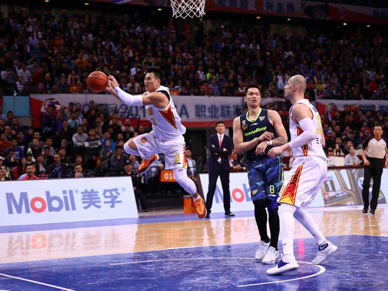 血性与荣耀：回看易建联与广东宏远的铁血战场