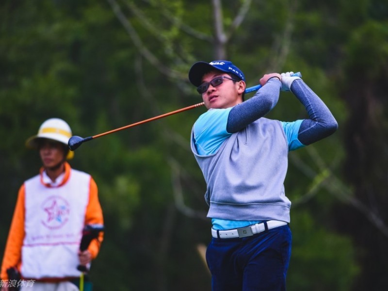 梁恩旗与青少年球手的精英赛对决