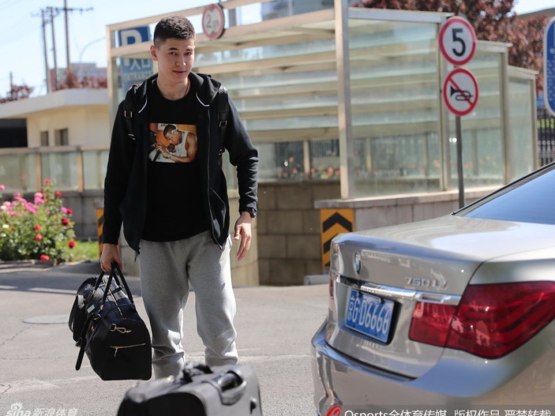 新疆队长与八一新星齐聚京城，中国男篮红队开启崭新篇章