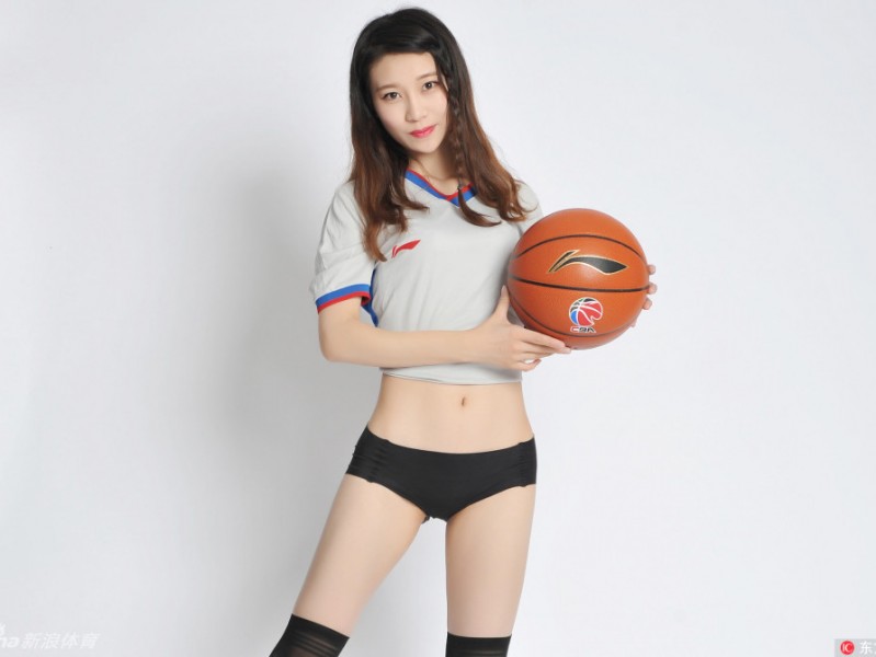 川疆大战前哨战：篮球宝贝化身魅力主裁 黑丝美腿预热巅峰对决