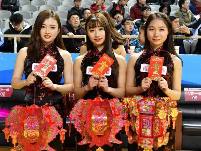 火红春节里的旗袍精灵：辽宁啦啦宝贝热舞助威，传统与性感的完美碰撞