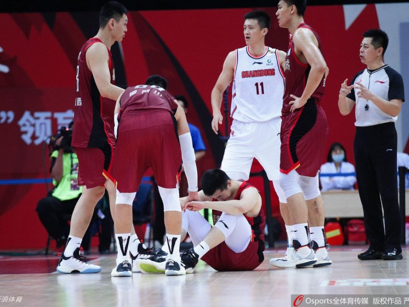 京粤大战惨烈一幕：威姆斯遭恶犯被背出场，赛场暴力再引热议