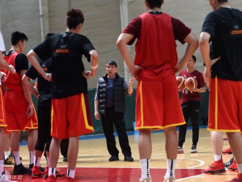 宫鲁鸣海埂督训重铸男篮筋骨 李根周鹏攻防演练各显神通