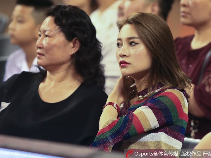 亲情的助威：李根家乡爆发砍高分，周琦母亲场边见证男篮连胜