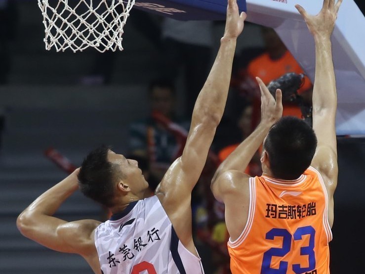 广东宏远季后赛经典战役！铁血防守与华丽进攻铸就东莞德比胜利