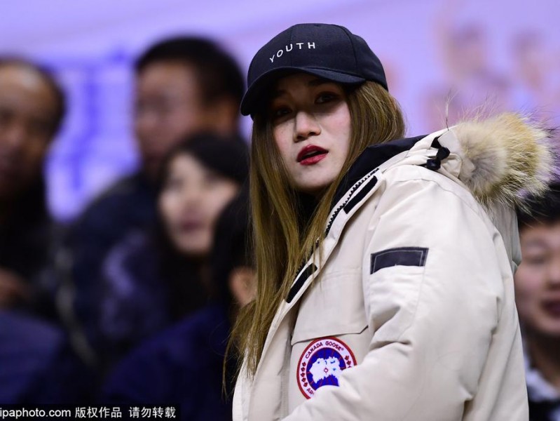 辽疆大战之外的风景 本溪赛场美女球迷巧笑嫣然